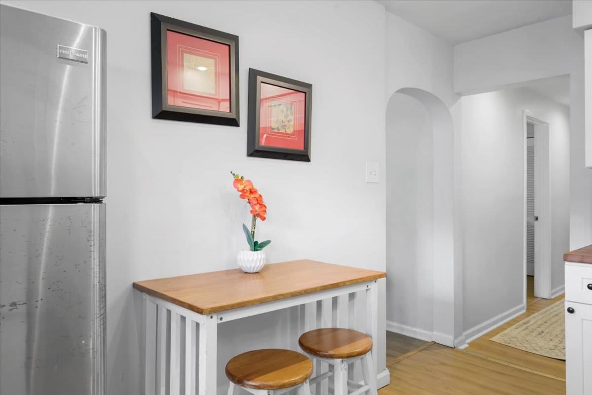 Great Two Bedroom W Off Street Parking To Explore The Close To Downtown Airport Ballparks Inn
