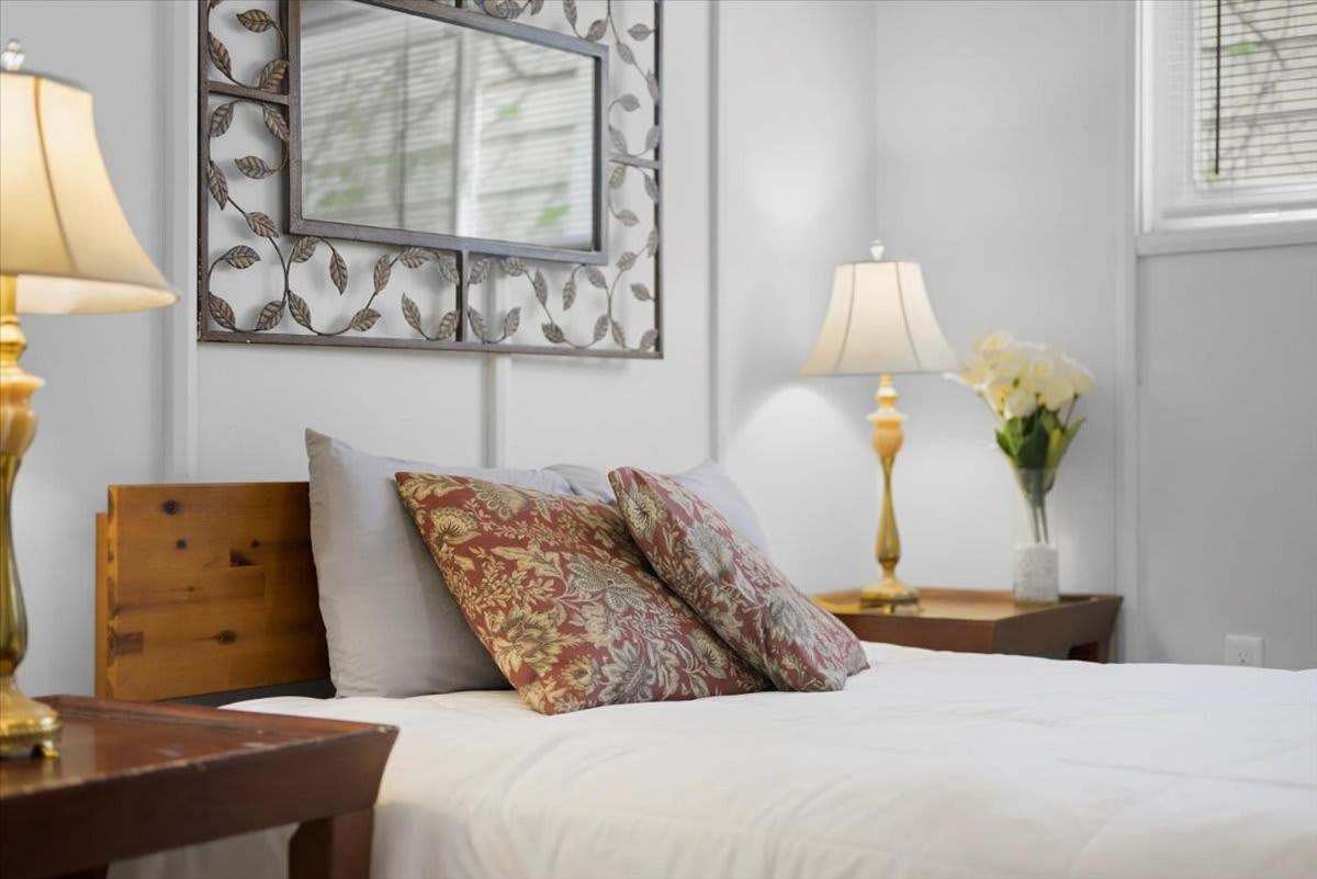 Great Two Bedroom W Off Street Parking To Explore The Close To Downtown Airport Ballparks Inn